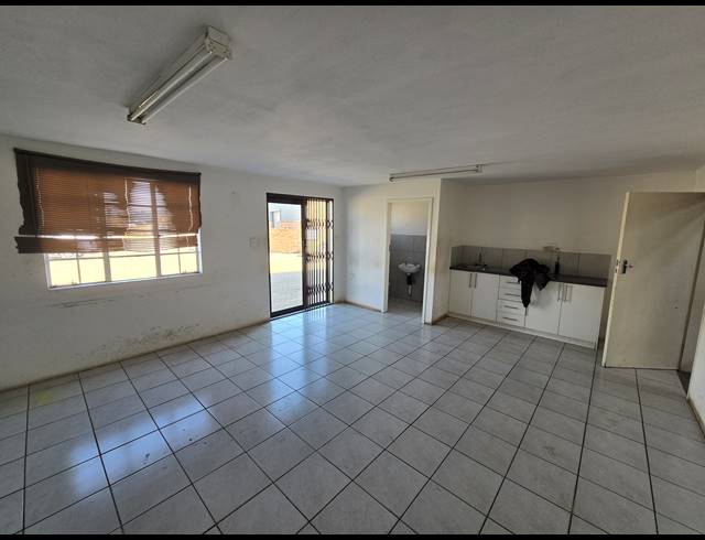 280M² WAREHOUSE TO LET IN ANDERBOLT